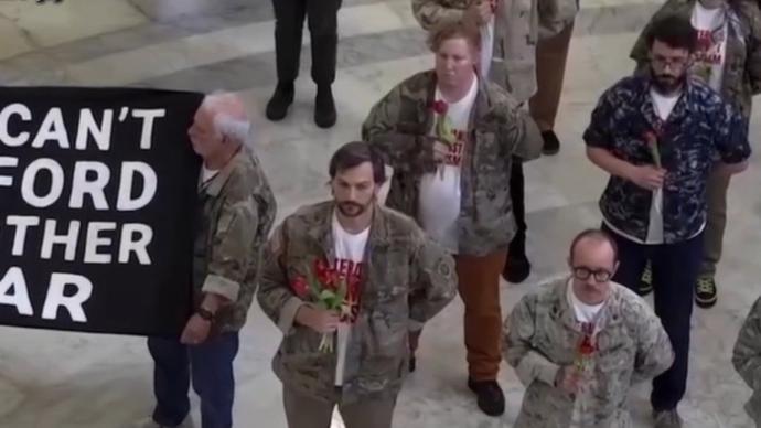 4月22日，据美国媒体报道，昨天，数百名美国退役老兵及家属在美国国会大厦举行抗议