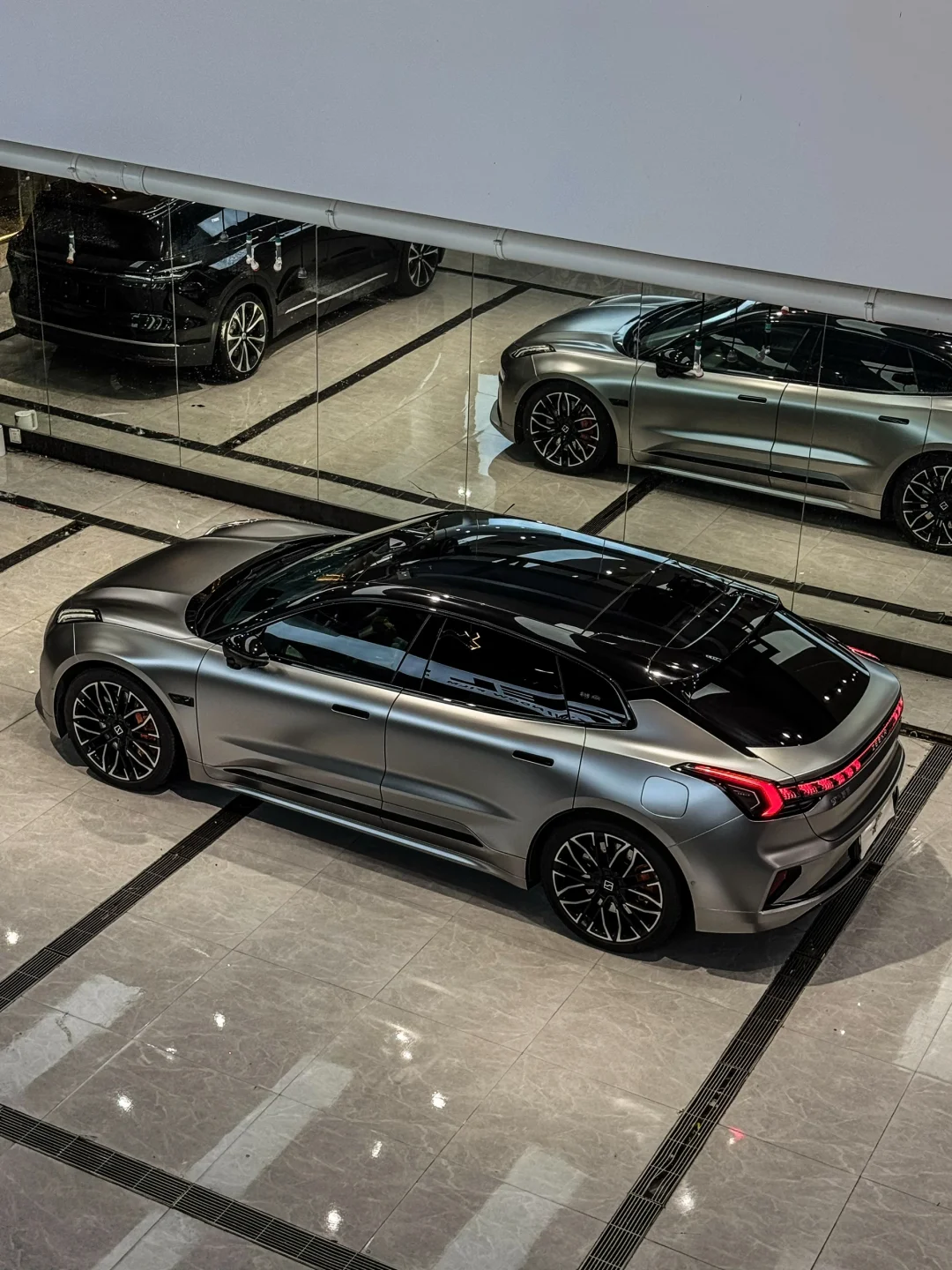 燃爆了！潮帅又很硬，极氪贴完立马跟风系列