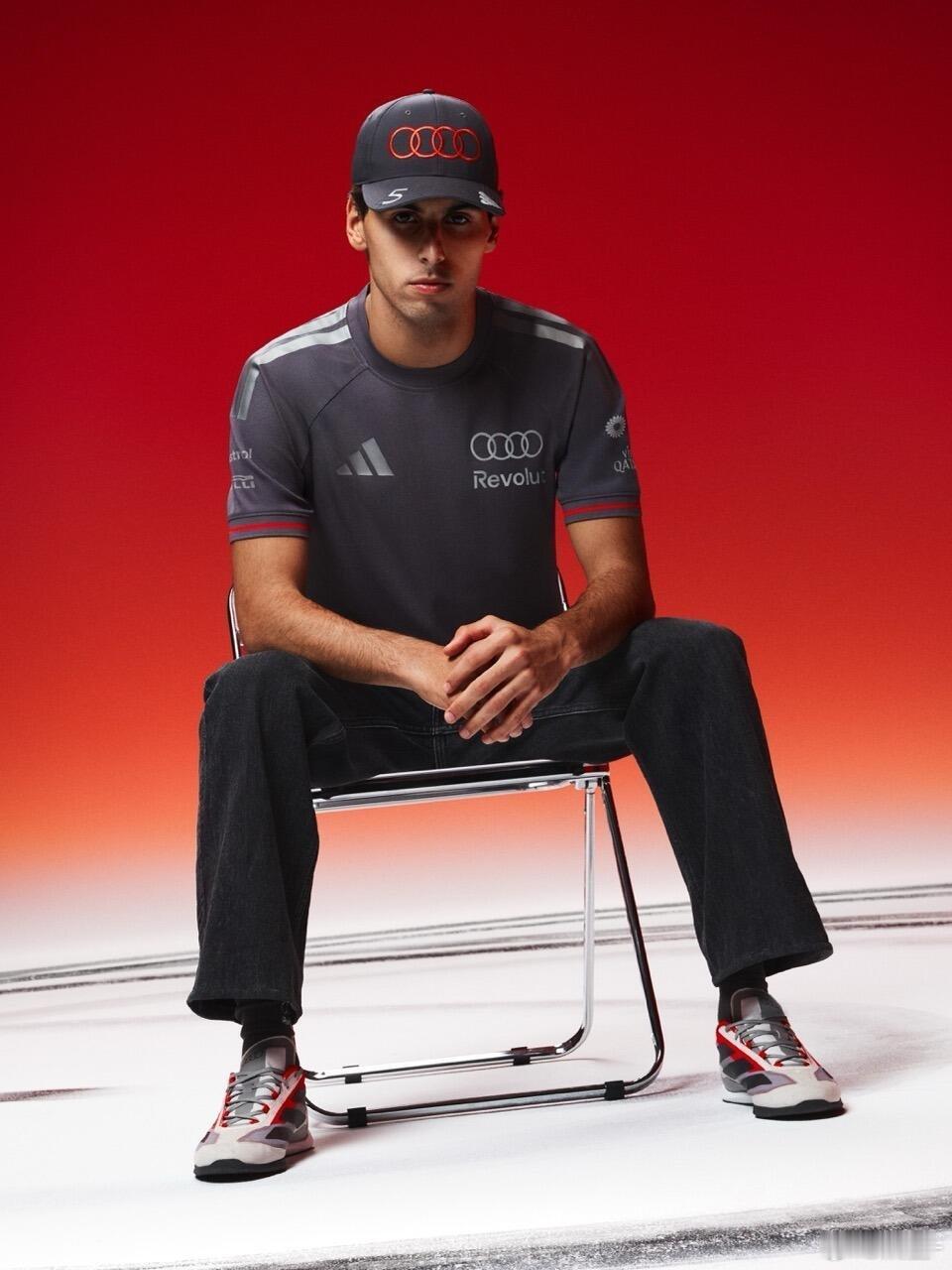 奥迪F1车队的队服来啦这款式你们觉得咋样？ 