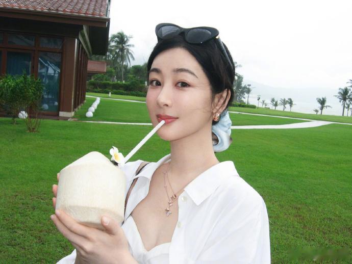 杨紫明信片看着不烧心杨紫好有生活感的明信片 杨紫明信片很治愈，生活感很足 ​​​