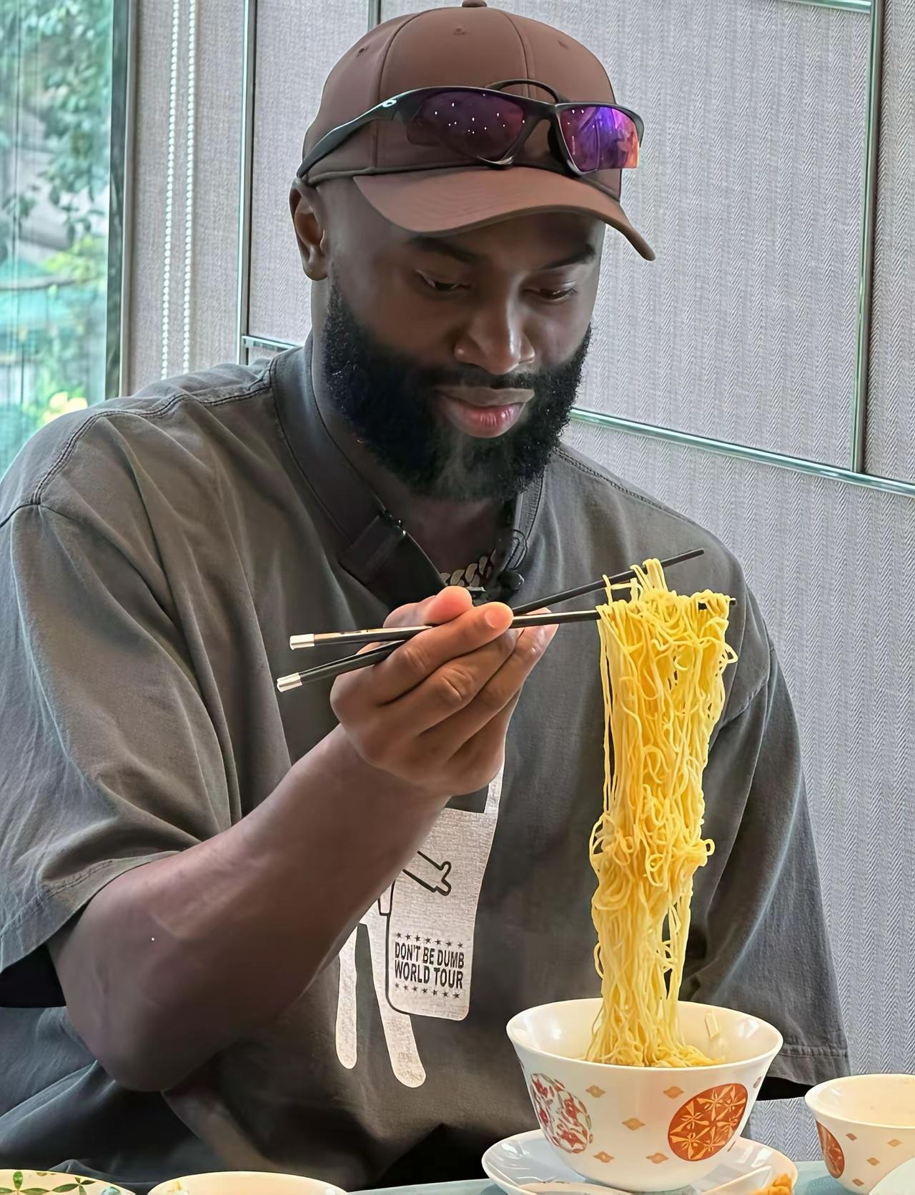 布朗吃的是什么面啊！看上去非常好吃的样子