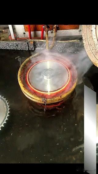 几秒钟，齿轮旋到通红，视频底下刷屏“这是什么高科技”。
当时灯一暗，红光窜出来，
