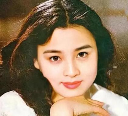 1999年，英宁向刚生下女儿不久的妻子赵明明提出离婚，赵明明问原因，英宁支支吾吾