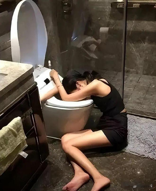 “太炸裂！”四川，一男子到KTV唱歌，见陪酒女漂亮，便拽到厕所发生了关系，随后快