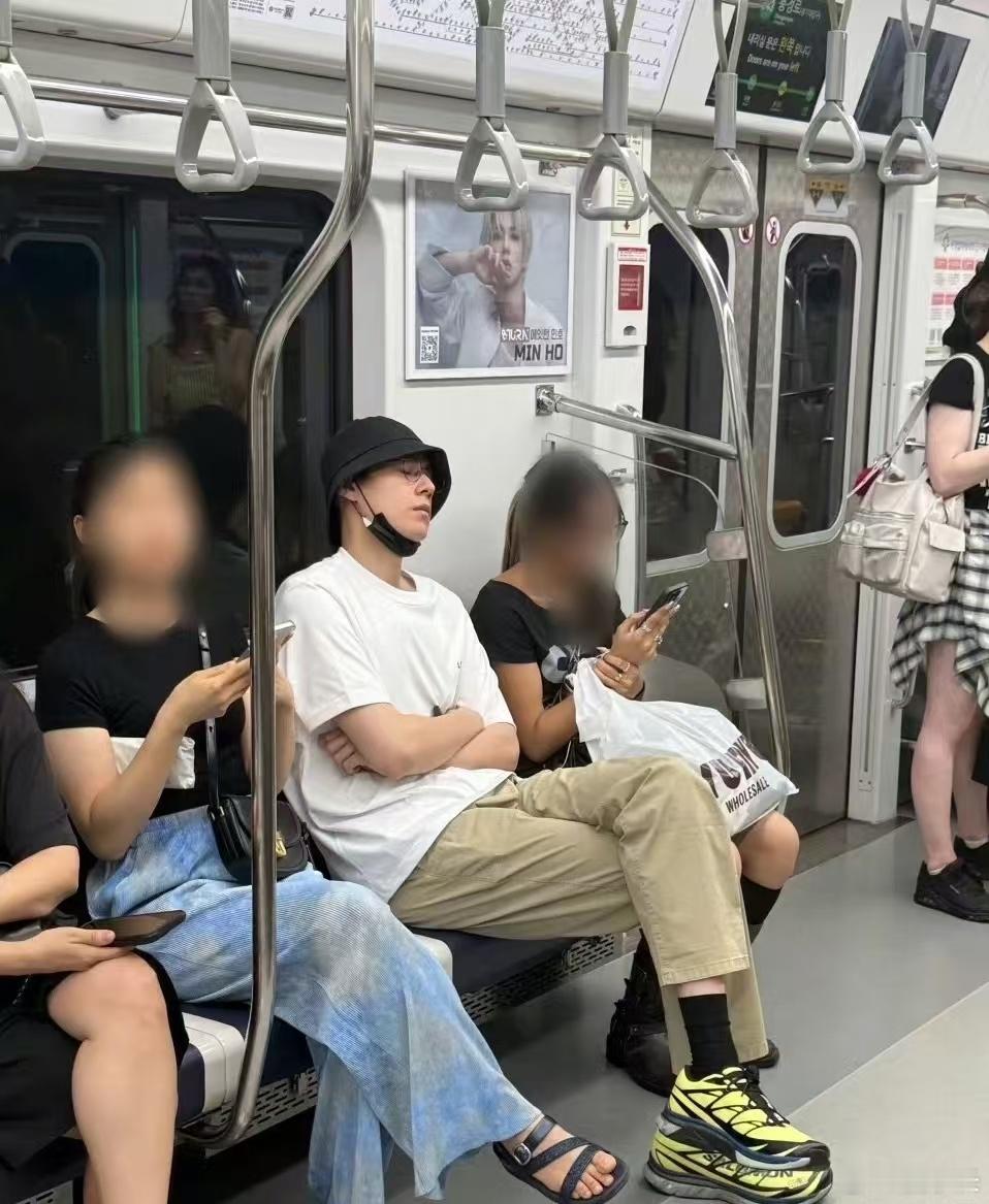 偶遇胡一天在韩国坐地铁想知道这和普通人有啥区别，胡一天明明起点那么高，可这几年看