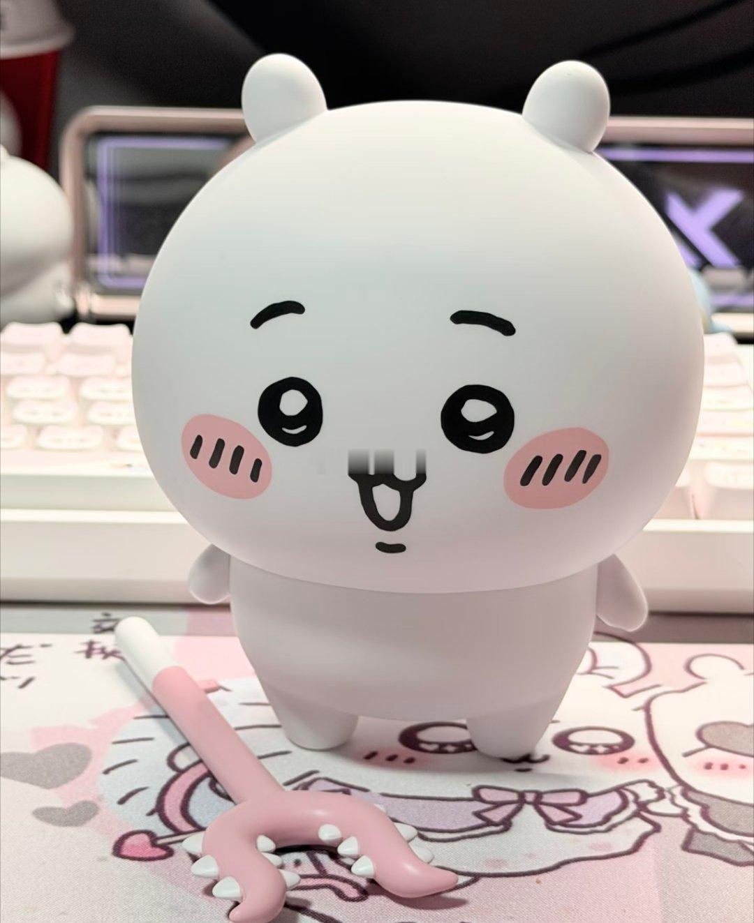 吉伊卡哇灵感共创 夏日企画桌面颜值担当就位！白白胖胖的吉伊摆件也太乖了，粉粉爪叉