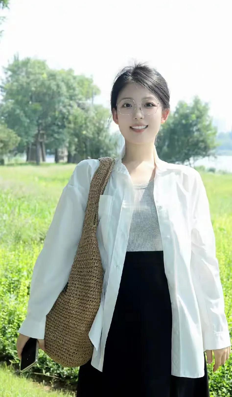 秋天的早晨，微风拂面，带来了一丝凉意，正如她的心情，清新而期待。她，是一个漂亮的