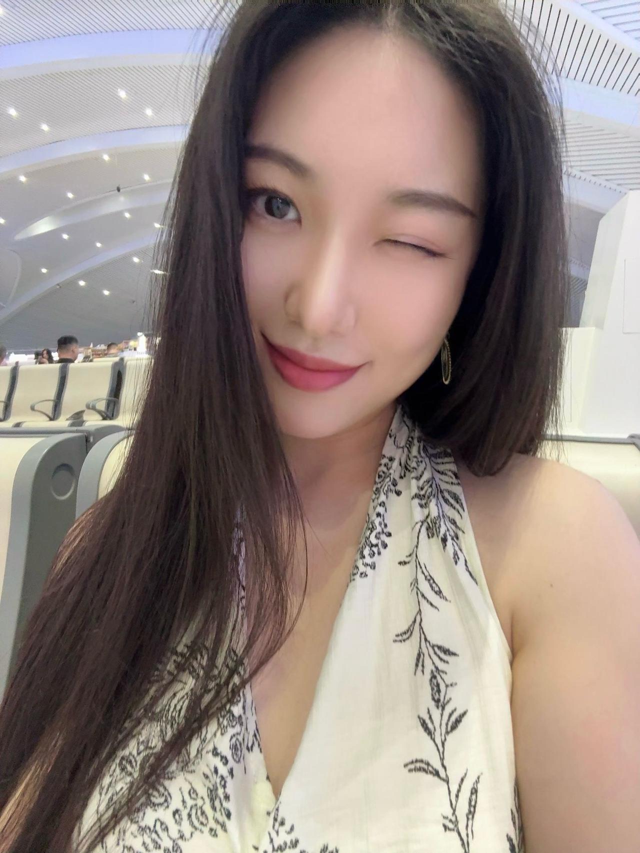 什么样的女人才具有魅力?在出发前短暂停留，长发轻垂，眉眼带笑。不必匆忙追赶行程，