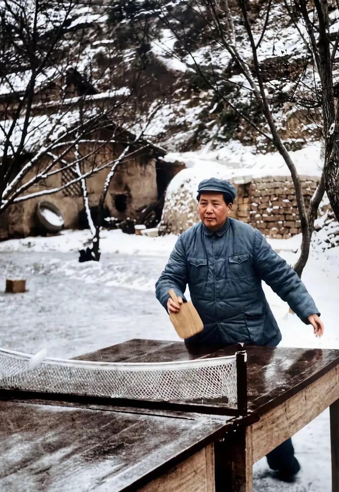 延安的一场雪，定格了伟人最平凡也最伟大的瞬间。这张泛黄修复的老照片，没有惊天伟业