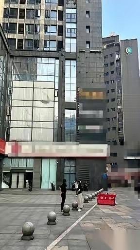 网贷平台终于死绝了。全网都在狂欢，仿佛明天一早醒来，所有人的债务都能一笔勾销。醒