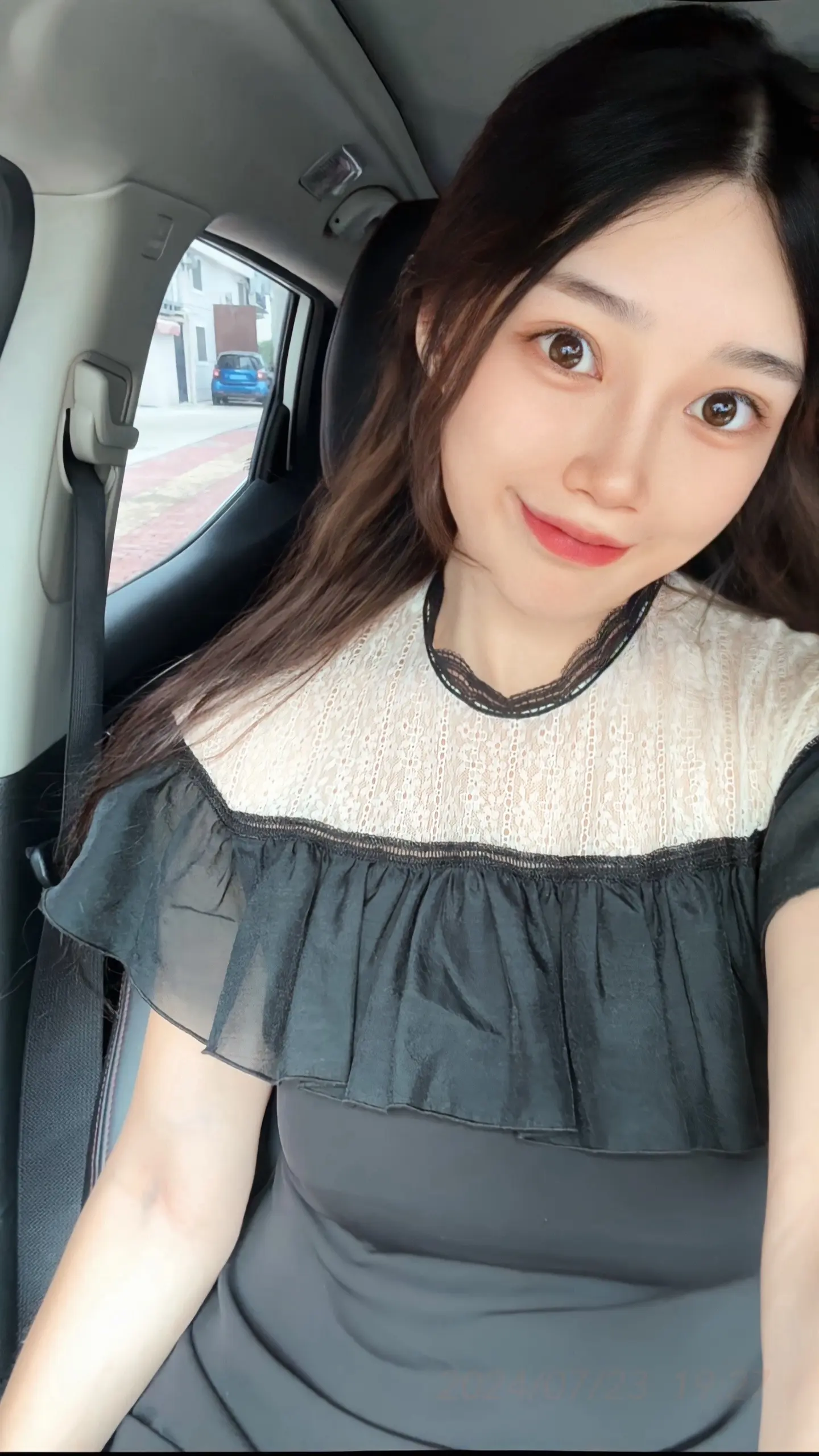 谁的爱不疯.不配谈爱过。