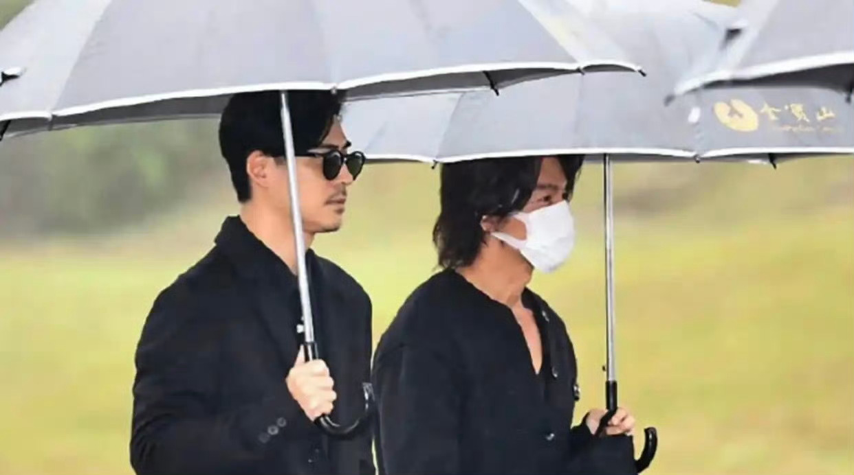 周渝民搀扶哭红双眼的言承旭今天台北的雨 和二十年前《流星花园》里的那场雨 好像是