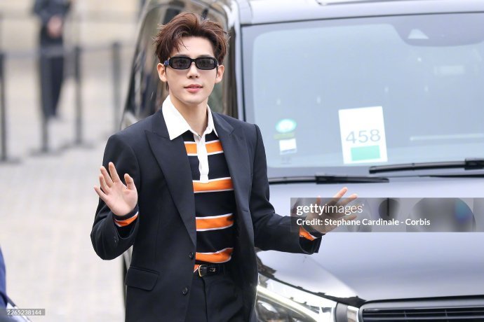 王安宇完全霸总来的王安宇G社图王安宇G社图有，王安宇完全霸总来的，西装背头+墨镜