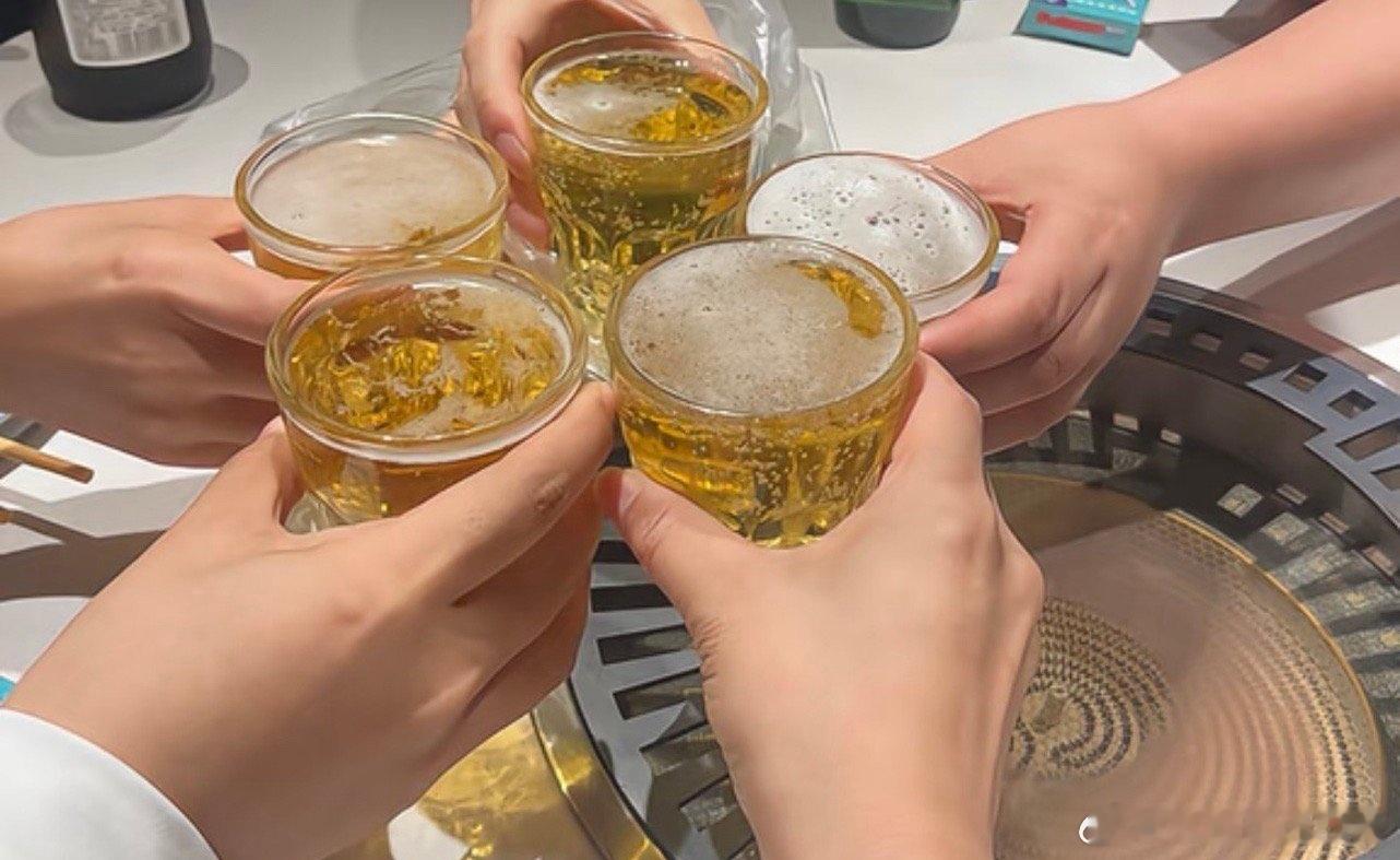 在青岛，举杯接福是新春独特的城市仪式，它将啤酒文化、山海风光与年味祈福巧妙融合，