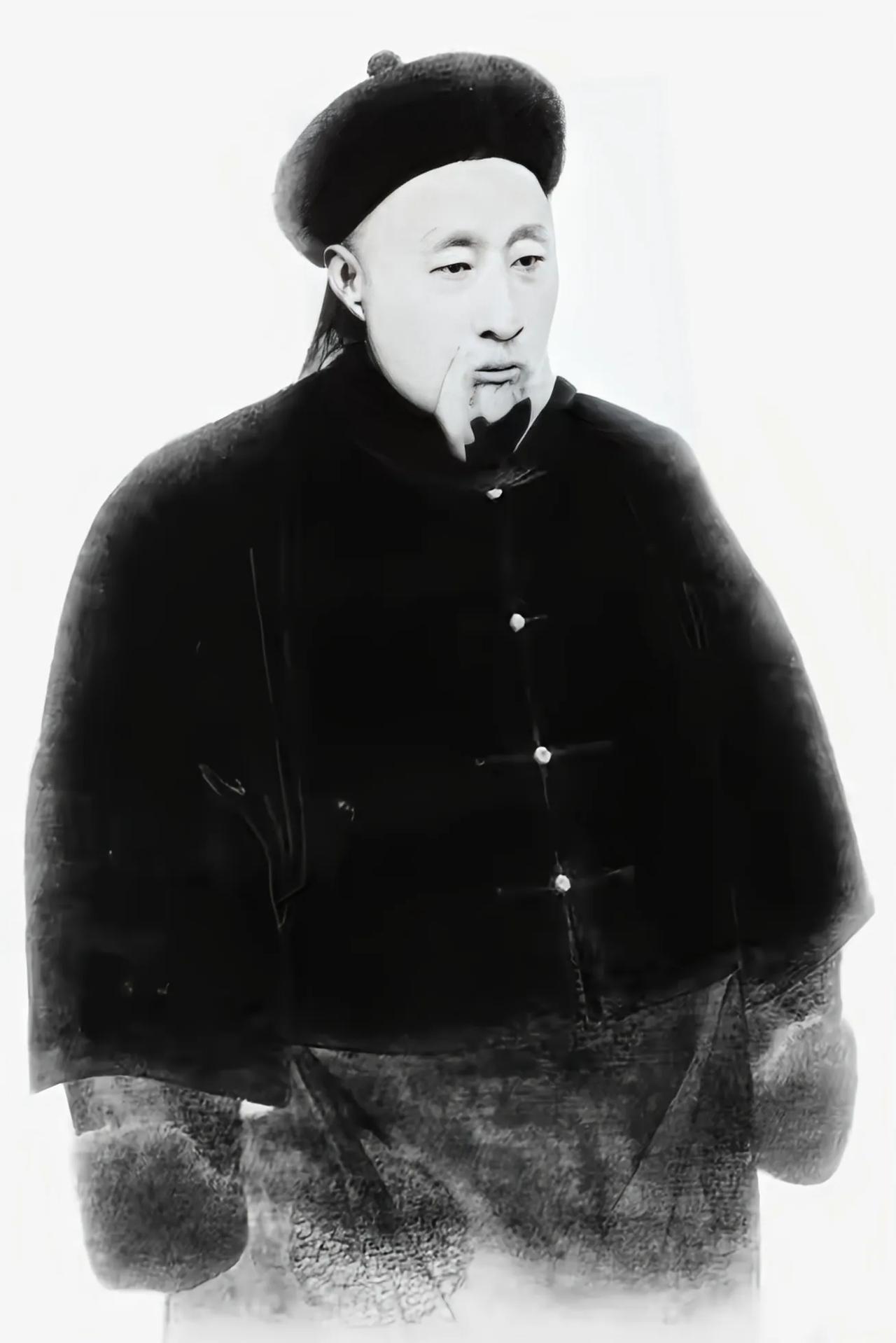 大清帝国在即将灭亡之际，做了三件历史上留名的事情，事件的三个主导人物为风雨飘摇中