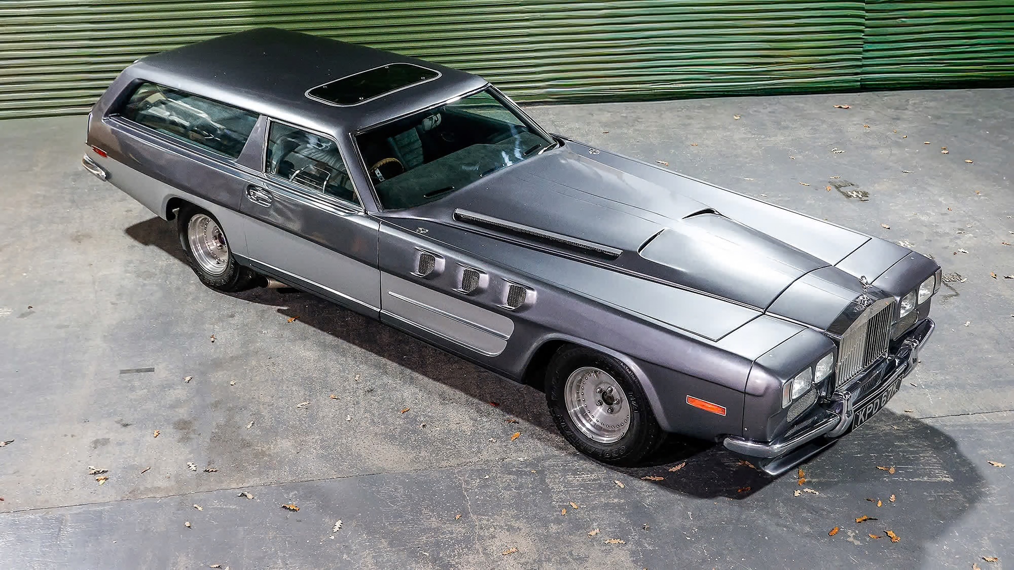 这车名字叫野兽，把劳斯莱斯坦克发动机安装在轿车上制造出来的独一辆，配了台通用汽车