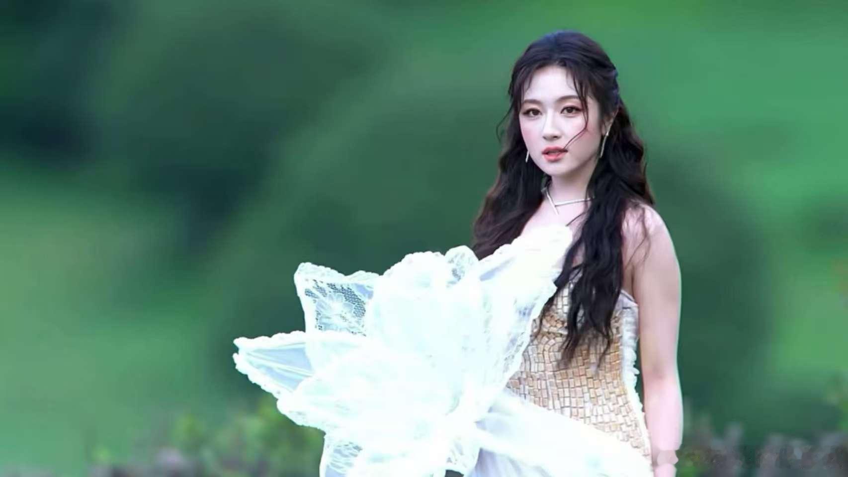 李兰迪新造型好仙内娱温柔仙女天花板，李兰迪VOGUE造型颜值在线，气质脱俗太亮眼