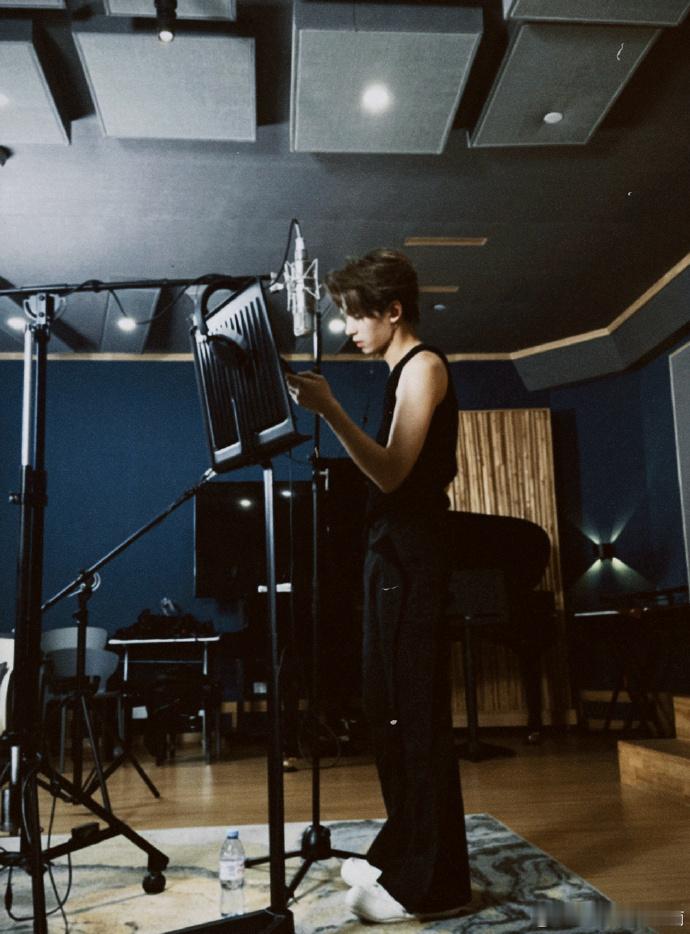 #何浩楠你们听过的和没听过的都录了##何浩楠录歌收工照#何浩楠录歌收工照帅得令人