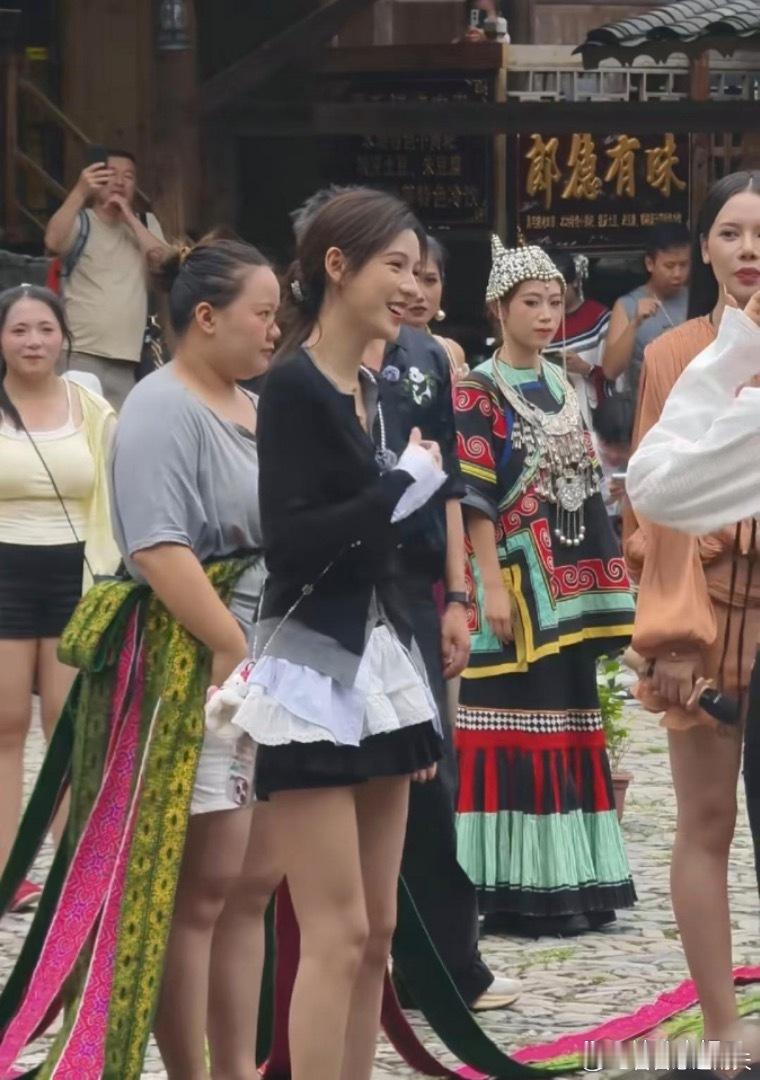 35岁张予曦在贵州旅游被偶遇，她现实中真人打扮时尚有型 
