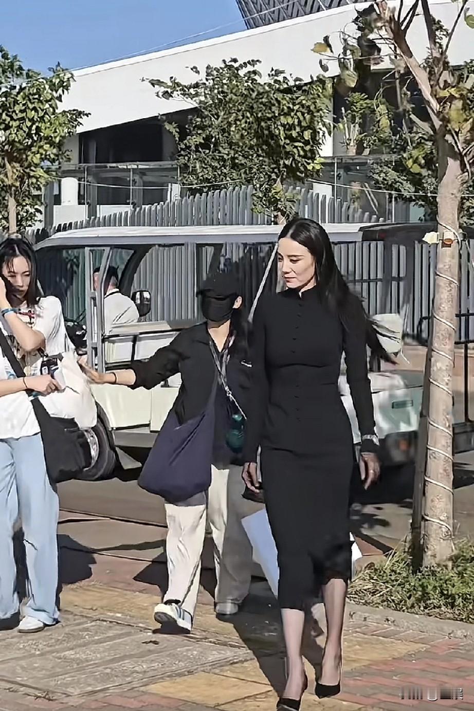 在星光大赏的场外，宋佳一身黑色修身裙装搭配高跟鞋