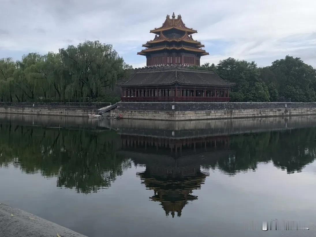 真奇怪，角楼倒映图像如此清晰，而实际上并不是这么清晰，实际的场景，倒映图像是很模