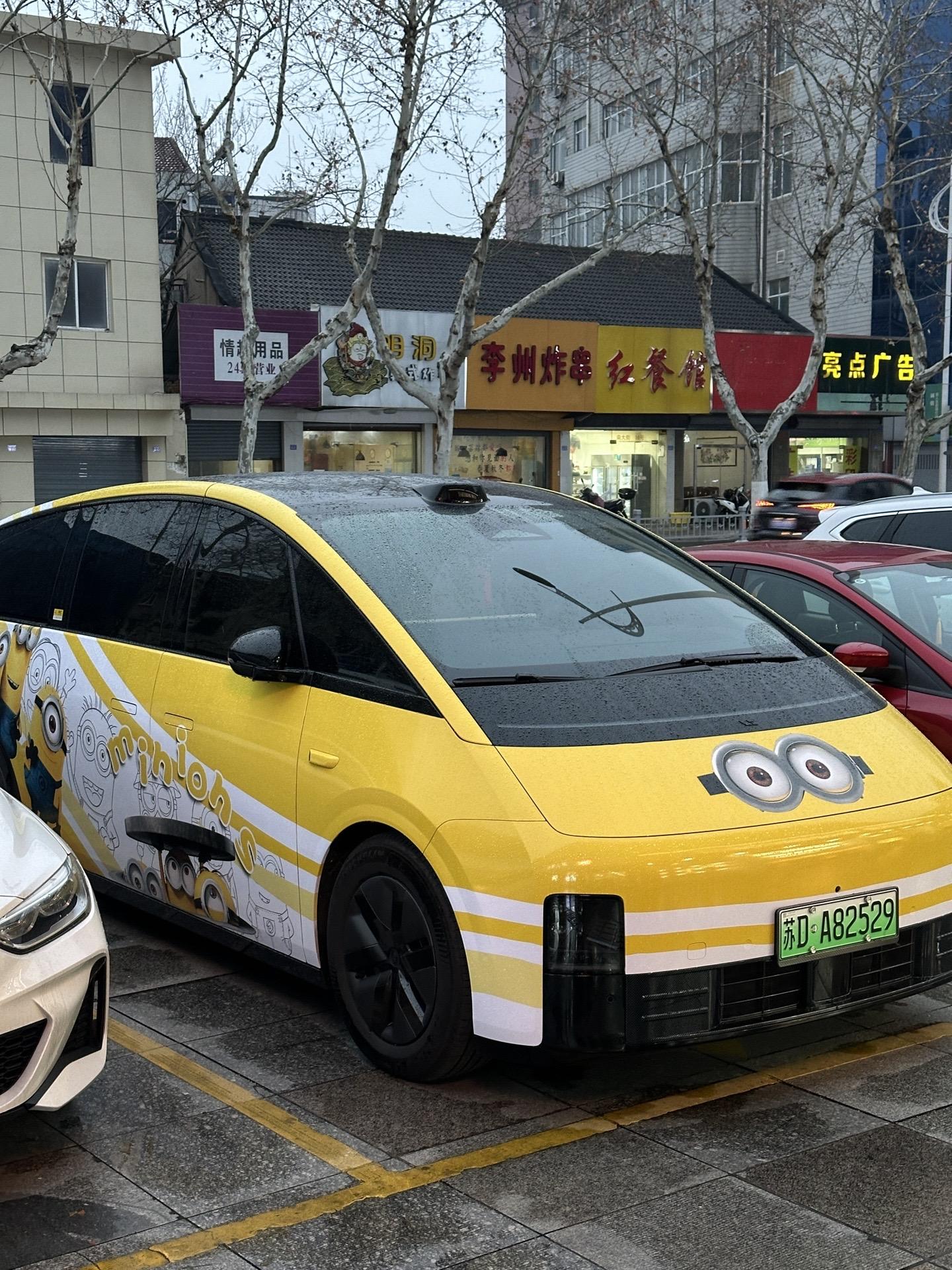 理想MEGA搭配小黄人车衣，回头率直接拉满