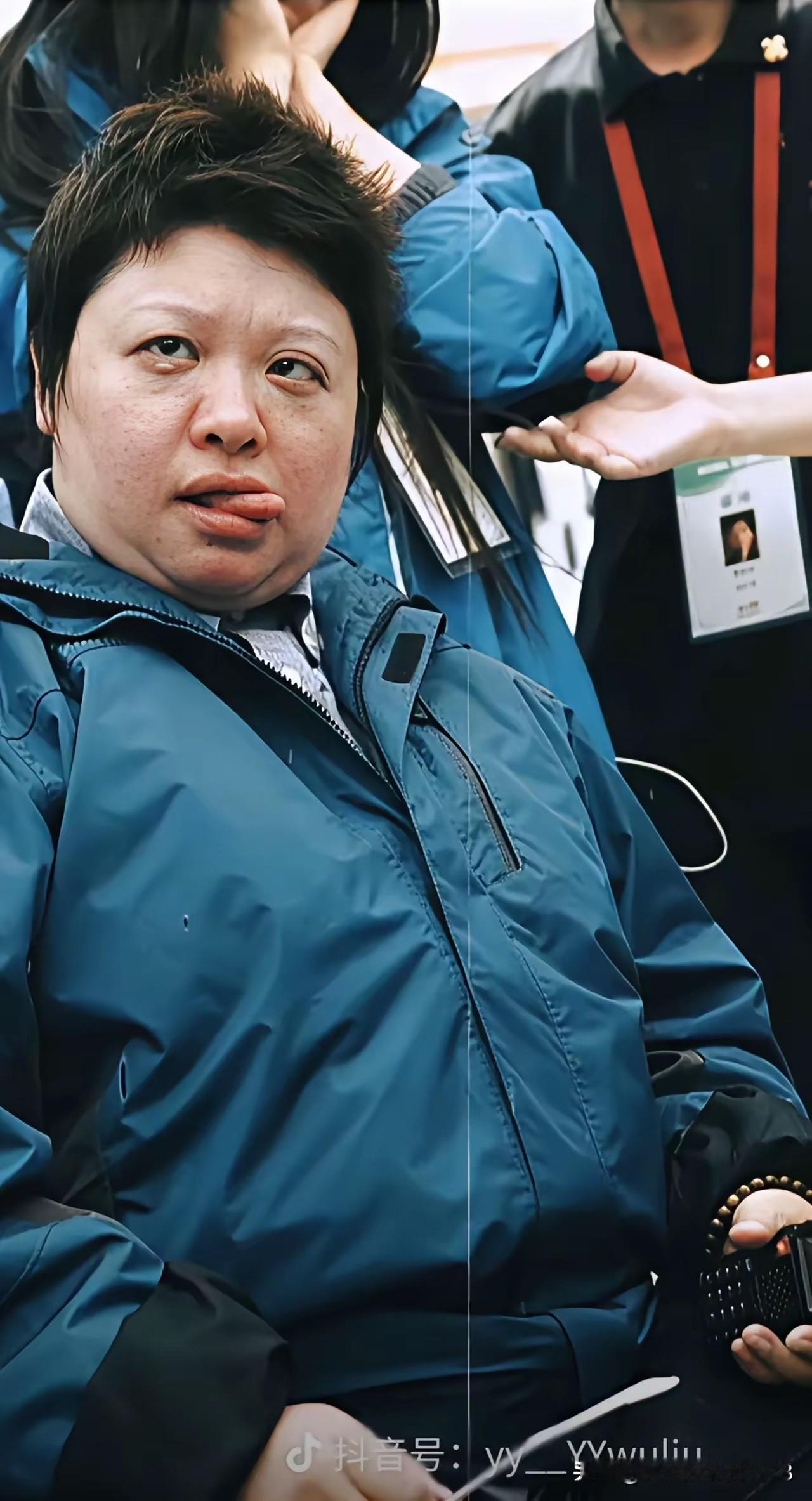 其实明星创办的基金、慈善机构，高调做慈善，实际上都是拿别人的钱来推销自己。用别人