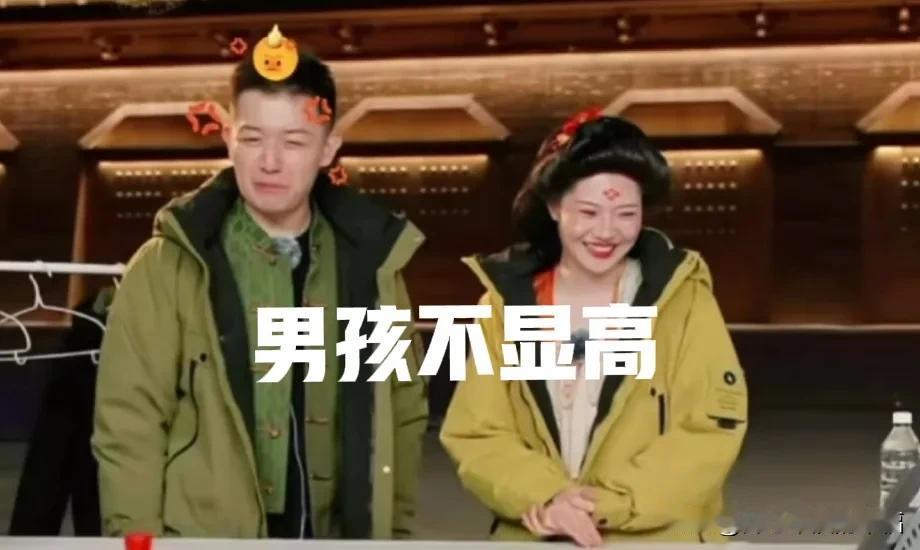 傻大姐型盼盼今天情商很高，给董董留面子了[我想静静]
这个小妹妹比傻大个盼盼还要