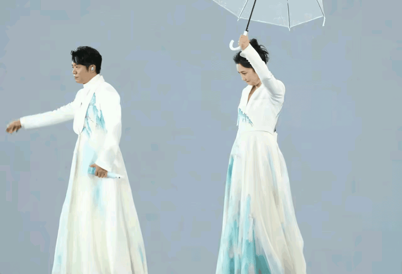 曾毅啊曾毅，你要把玲花冻感冒了，这演唱会还要咋开？

这凤凰传奇的演唱会上，曾毅