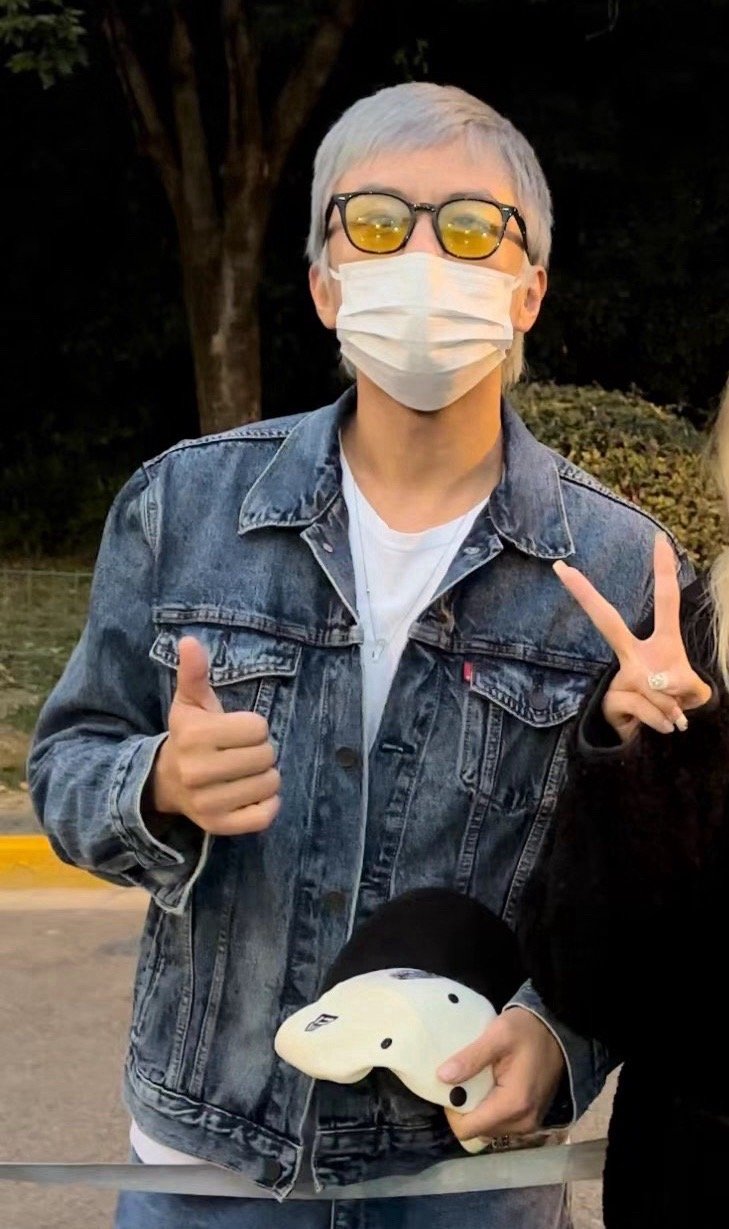 #邓超银发##邓超染了银发#超哥这是染了银发吗？怎么有股韩团爱豆的感觉[doge