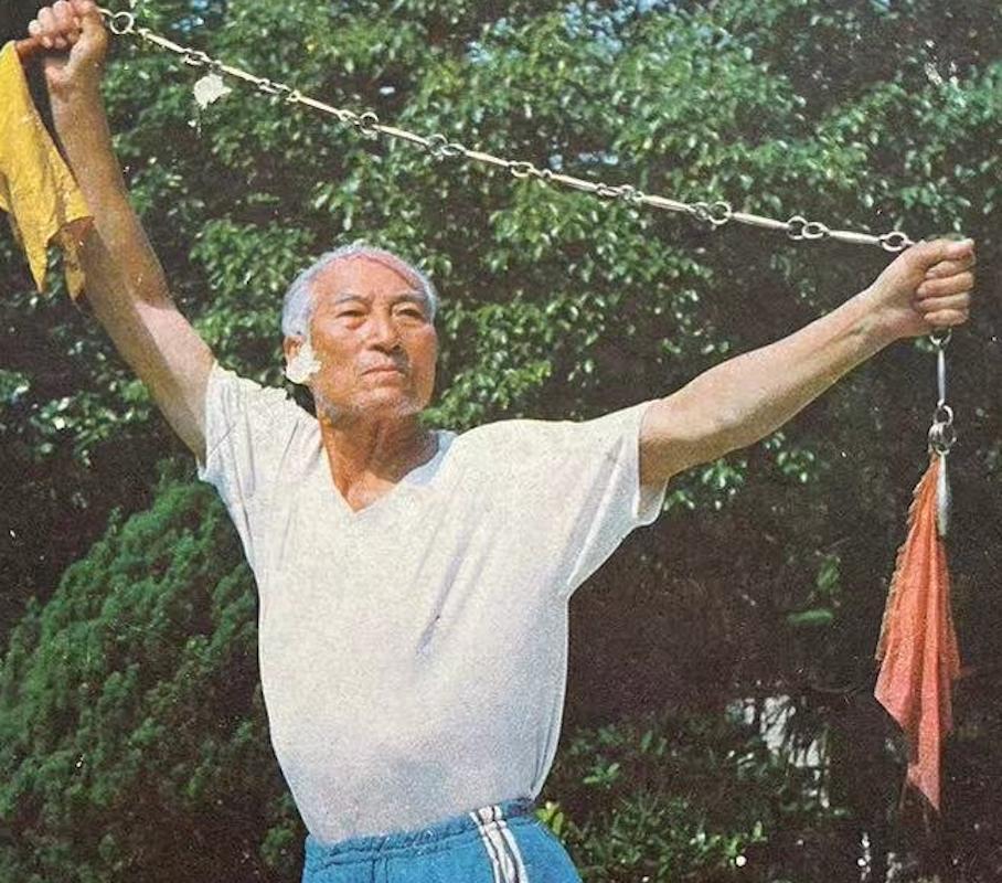 王效荣（1908～1991）河南丘县人，回族，武术名家。幼随父习武，学得回族七十