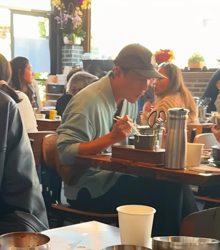 51岁吴彦祖在小饭馆啃汉堡，身材圆润却清爽如少年。
头戴鸭舌帽，他大口吃饭，和朋