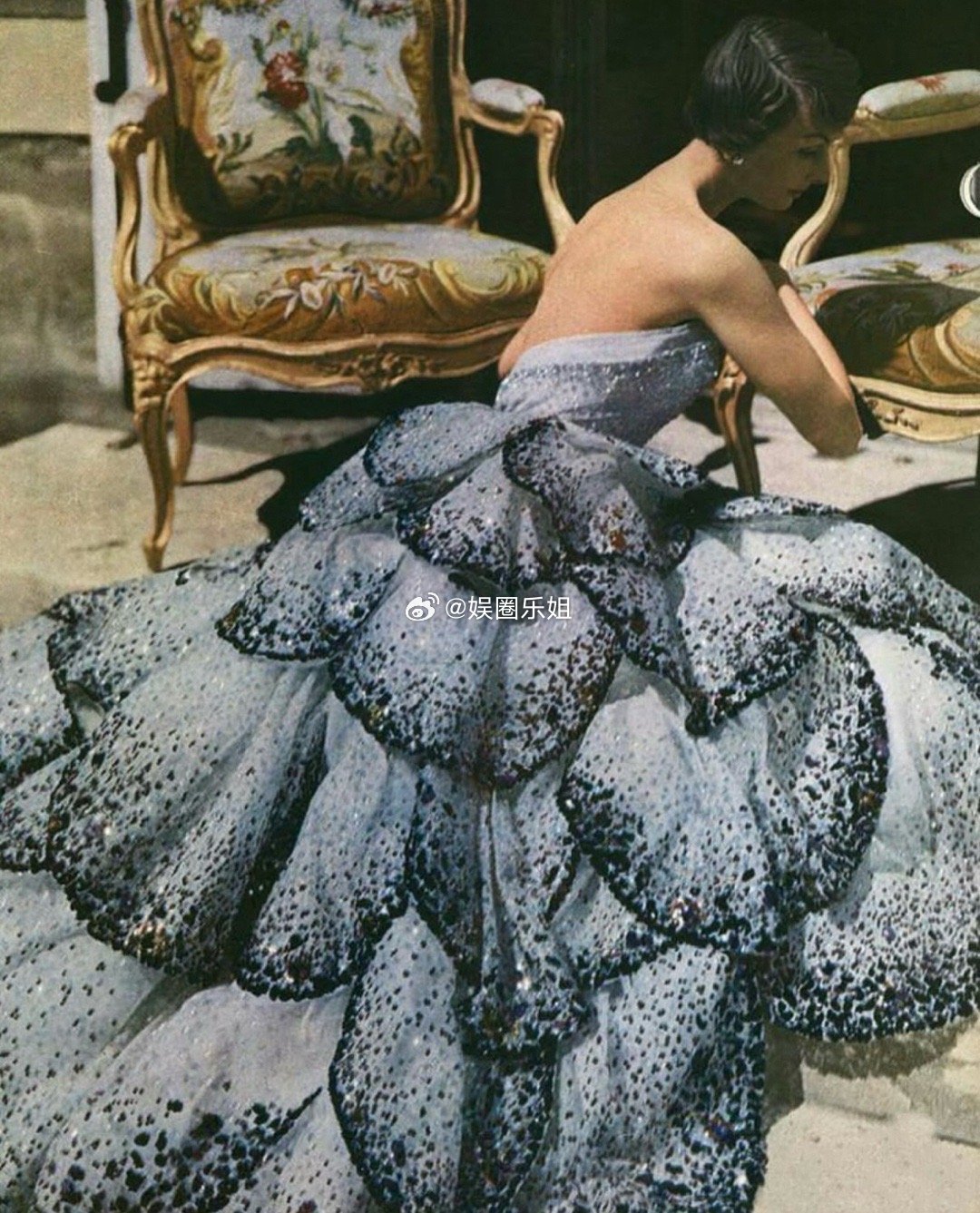 直击时尚幕后｜Dior不止Bar Jacket与老花！深挖档案库，这两件“镇宅之