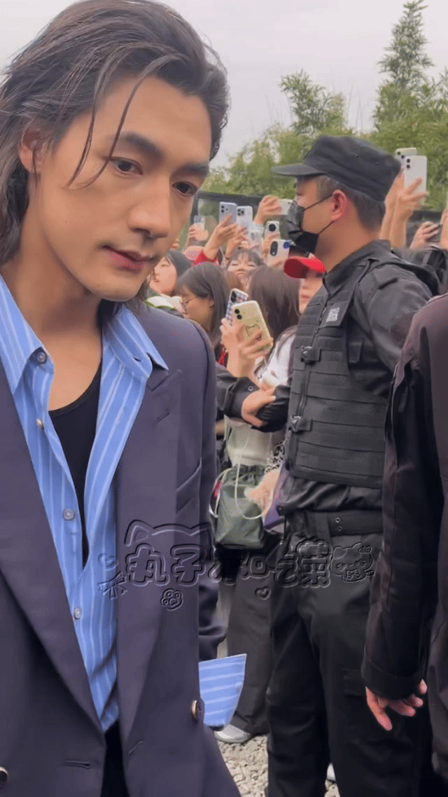 此沙老头背心防谁呢 此沙的老头背心穿搭真的很有安全感。他没有刻意卖弄身材，而是用