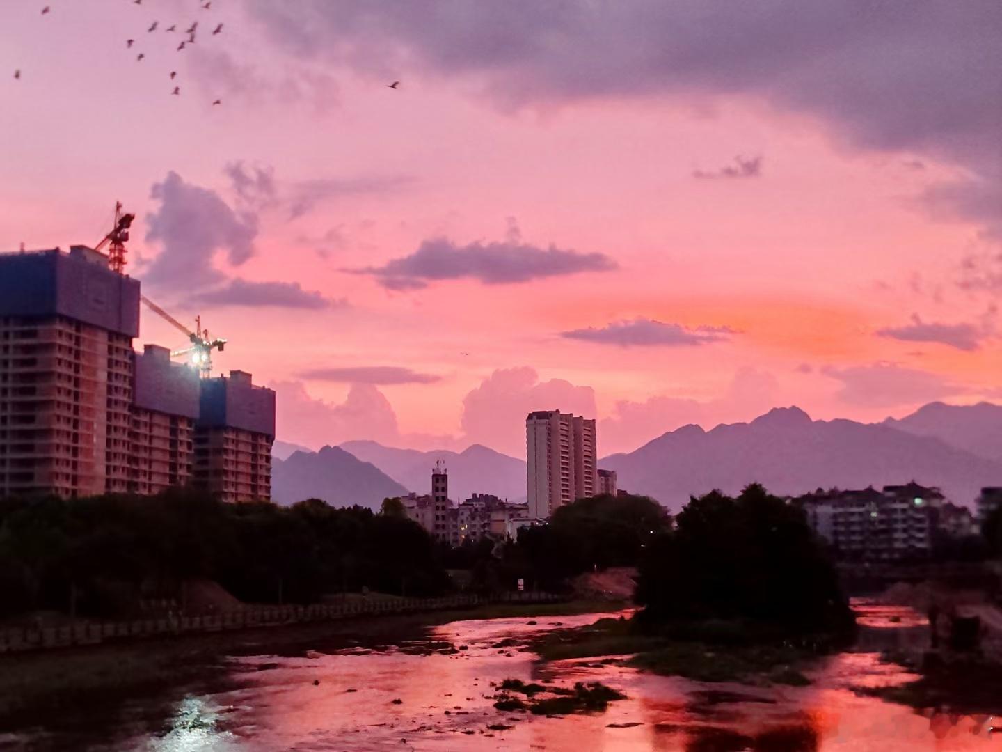 霞光映天际，夕阳温柔挂，美好时光里，岁月静好画。#遇见云和你# ​​​