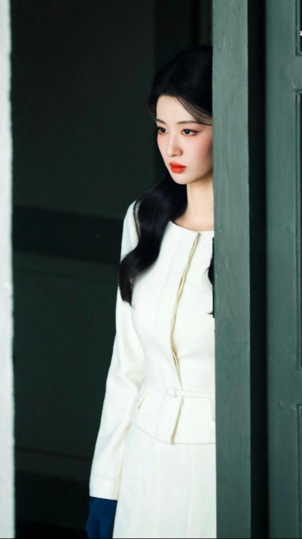 王楚然民国女主具像化雨夜撑伞、旗袍加身、眉眼间全是故事。像从旧画报里走出来的民国