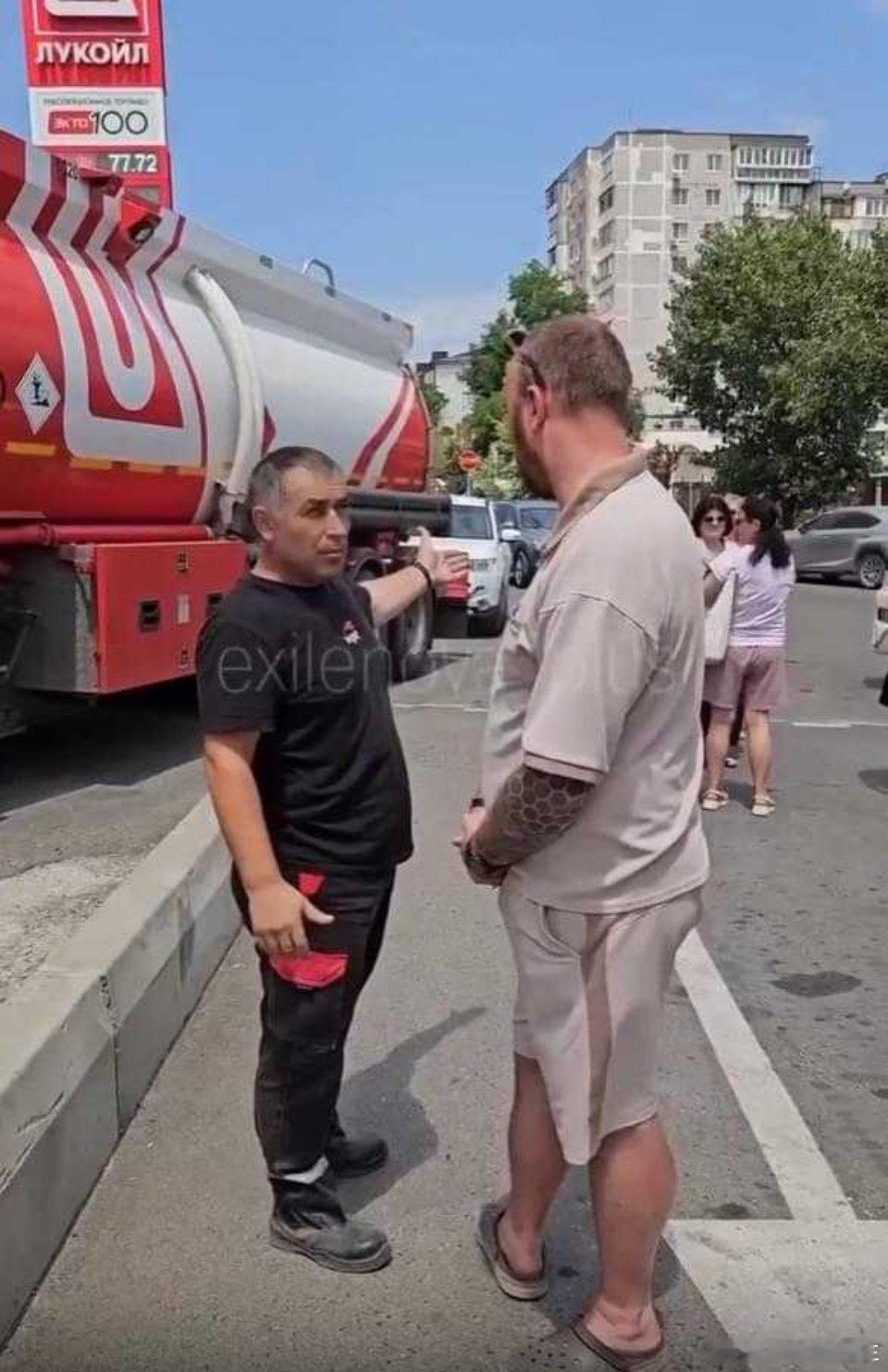 俄乌战争 由于燃油短缺，俄罗斯人甚至拦下一辆运油车，要求司机为他们的车加油。 