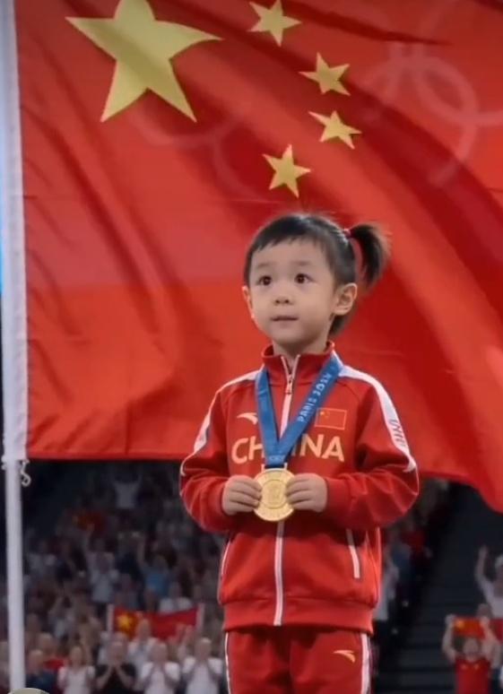 站在红旗下，幸福美满。努力一定会成功对不对 华夏处处国旗红 国旗下的风景