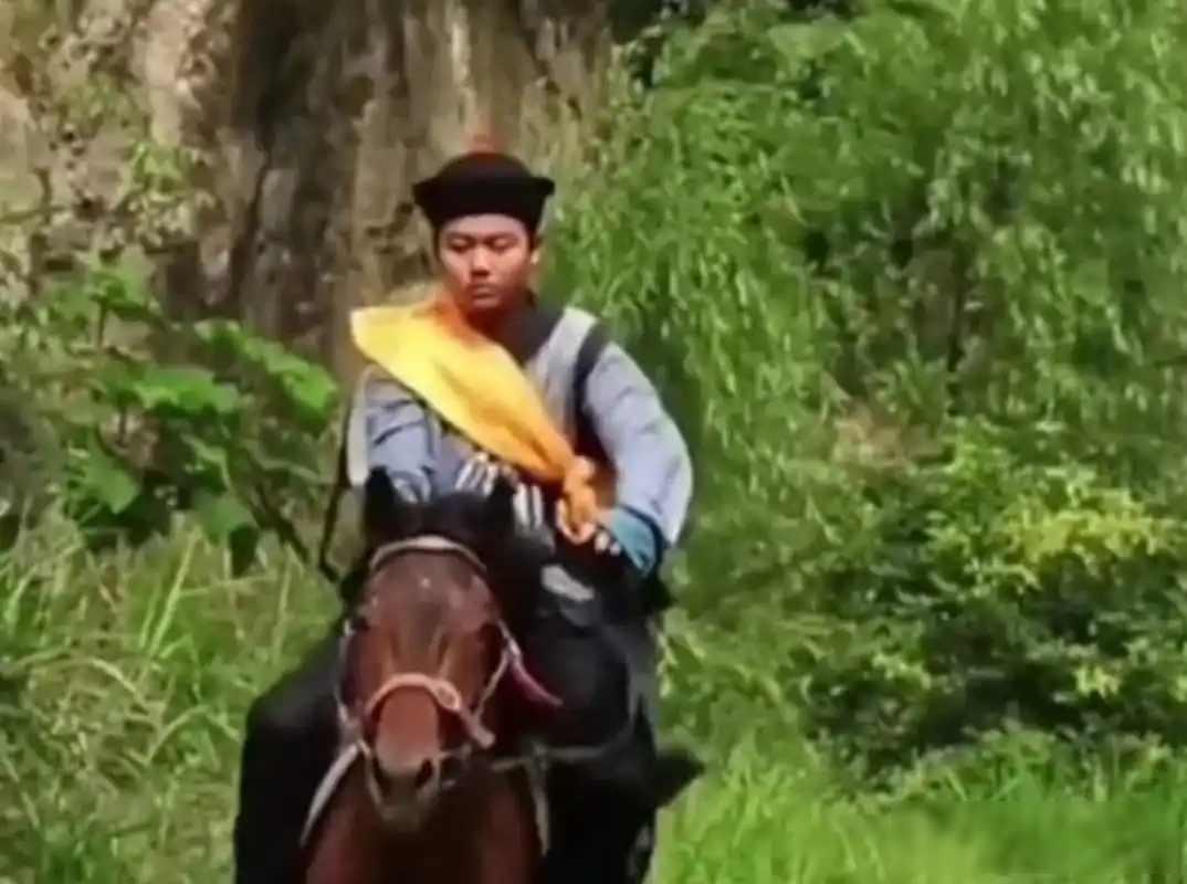 八百里加急一人一马，为何土匪不敢打劫？劫了会有什么后果
天宝十四年深秋，一匹枣红