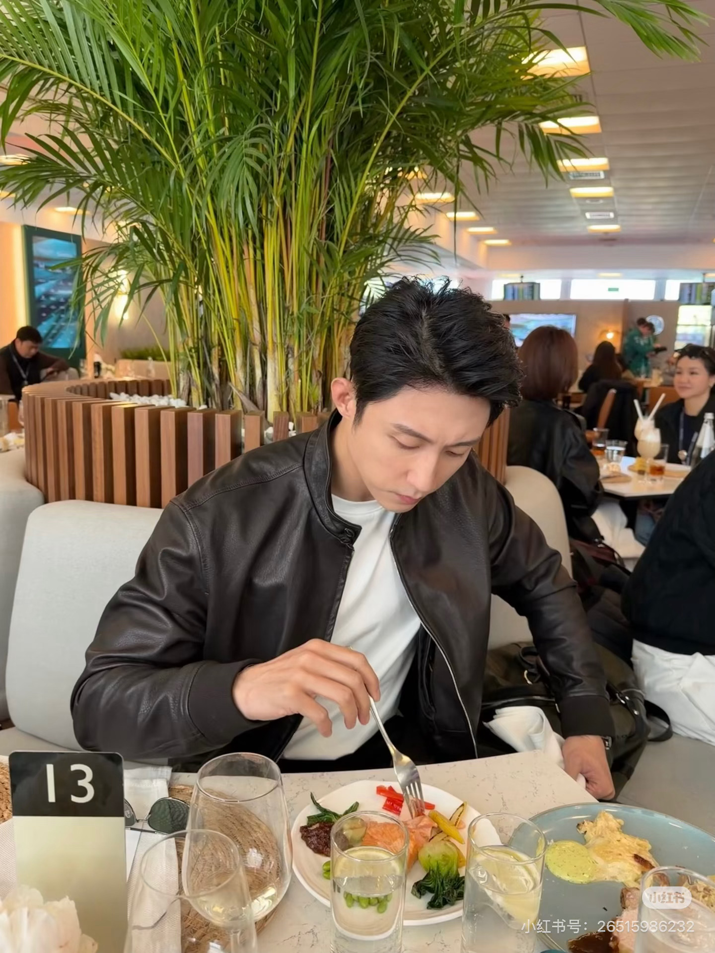 看黄sir皱眉吃个饭我都腿软……真不行了……我对黄景瑜是一点没有追星的感觉……纯