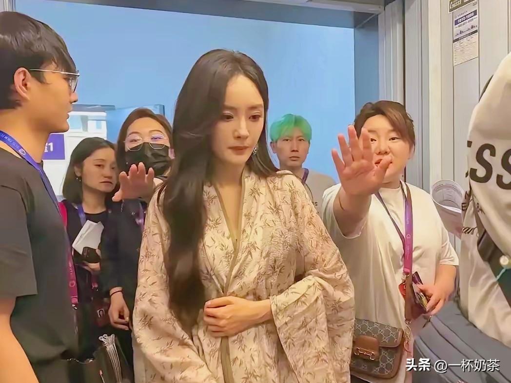 朋友私下见过杨幂，回来跟我说的第一句话就是，镜头真把人给坑了，本人跟电视里完全是
