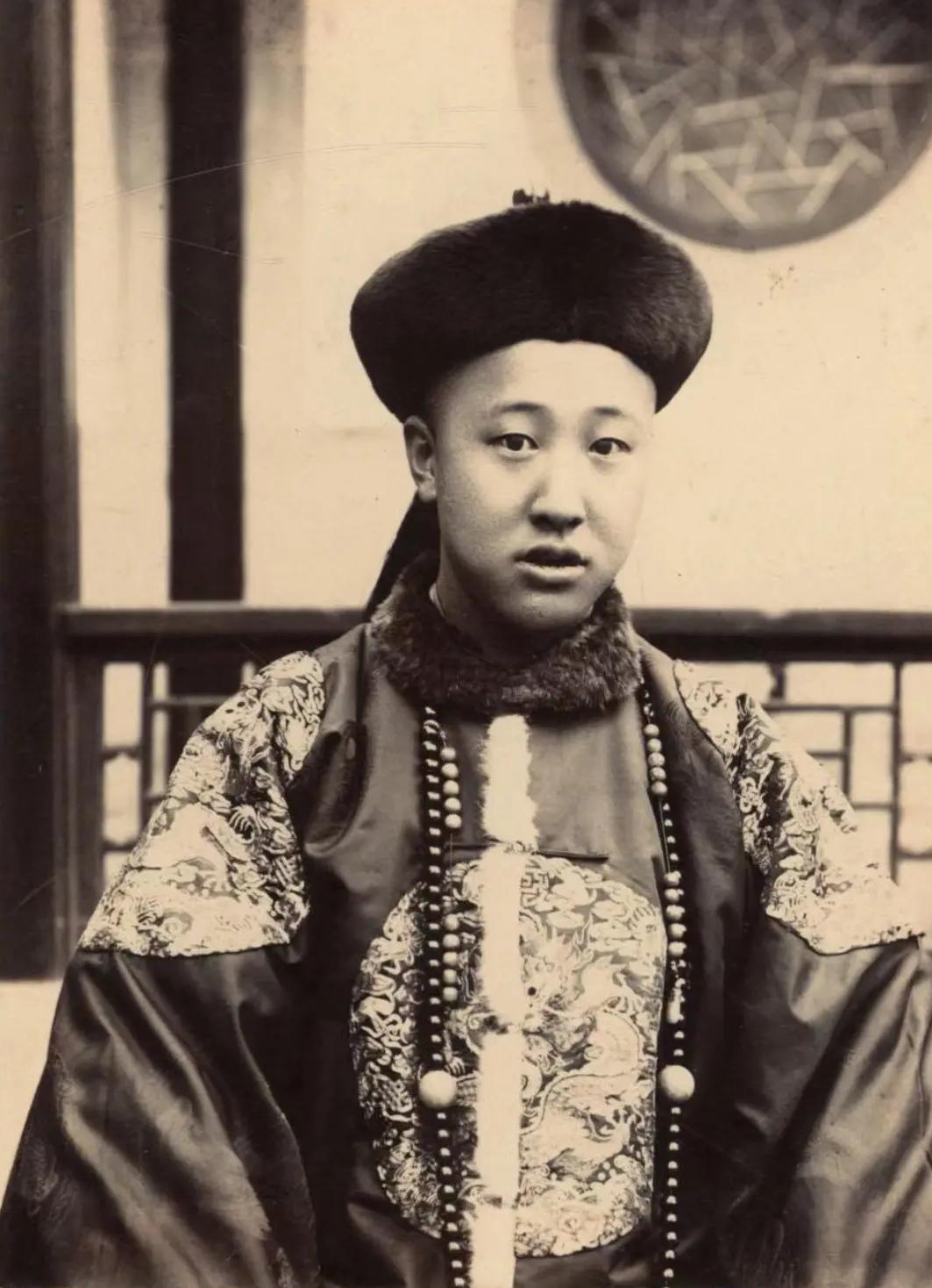 1950年，28岁就退休在家的清朝摄政王载沣，晚年以90万斤小米的价格卖掉了曾经