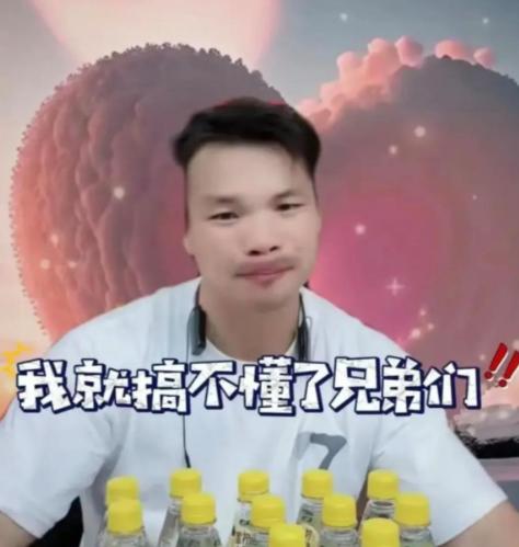 三只羊嘴哥不干了，
网友说还支持他！


当过兵的嘴哥在三只羊直播时，
总劝观众