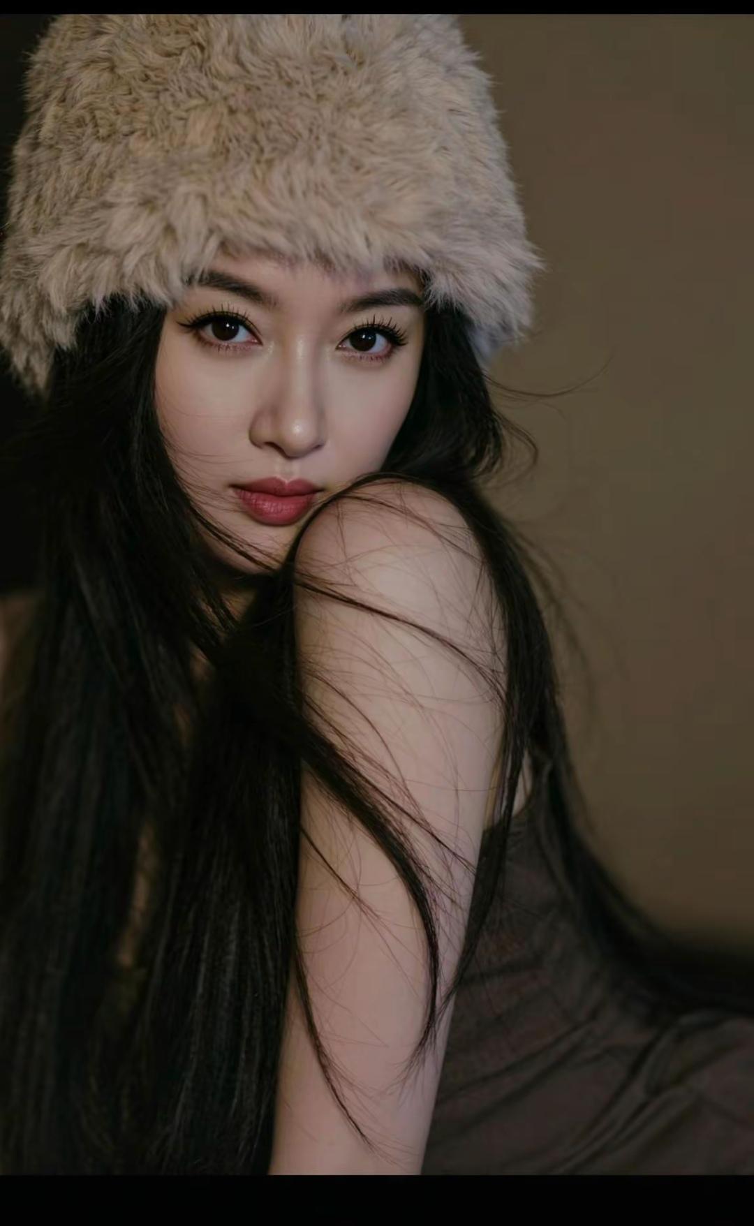 冬日暖阳下，温柔少女与毛绒帽子的完美邂逅。