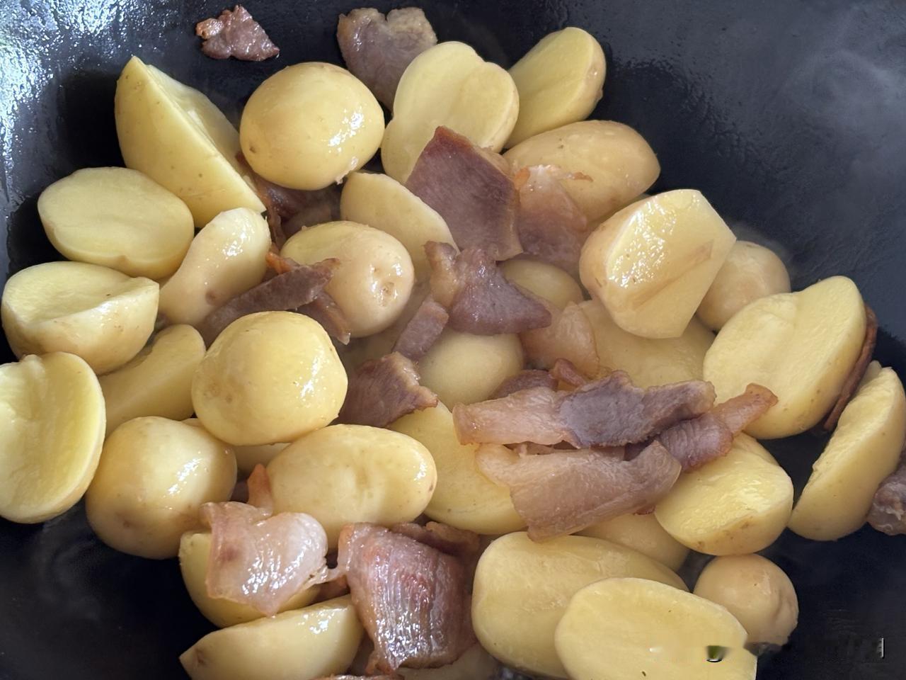 昨日午后，信步出门。遇邻居父女俩在刨土豆。

于是，停下闲聊了几句才走。

傍晚