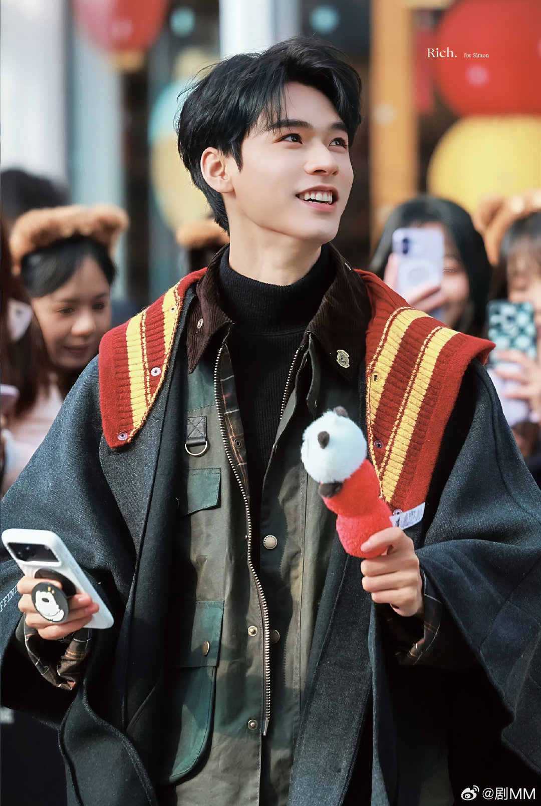 龚俊本人比照片帅一万倍 龚俊本人比照片帅一万倍，生图真的很帅啊！龚俊人比花车好看