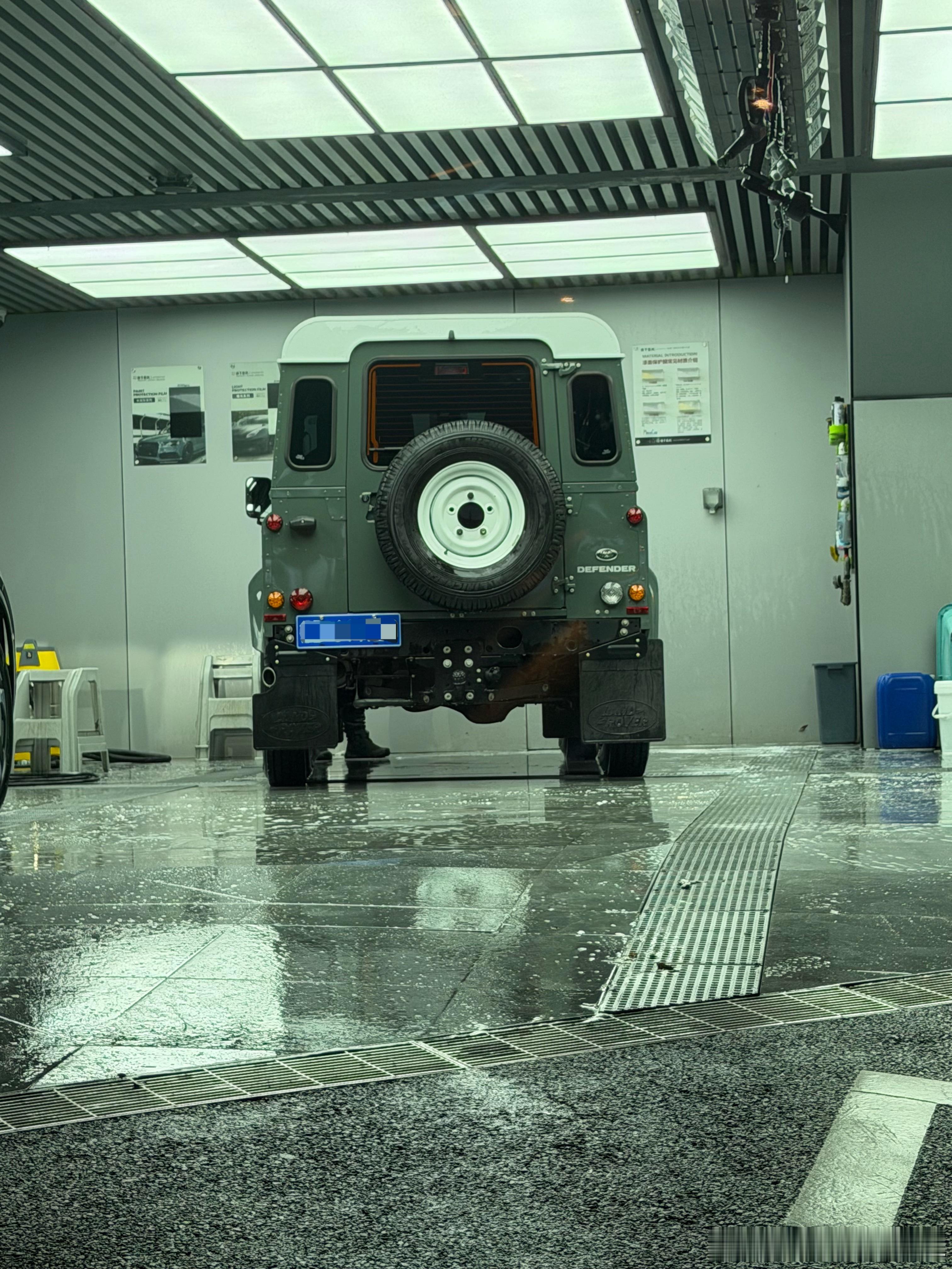 偶遇一辆老卫士 真帅啊这个版本是不是还挺贵的