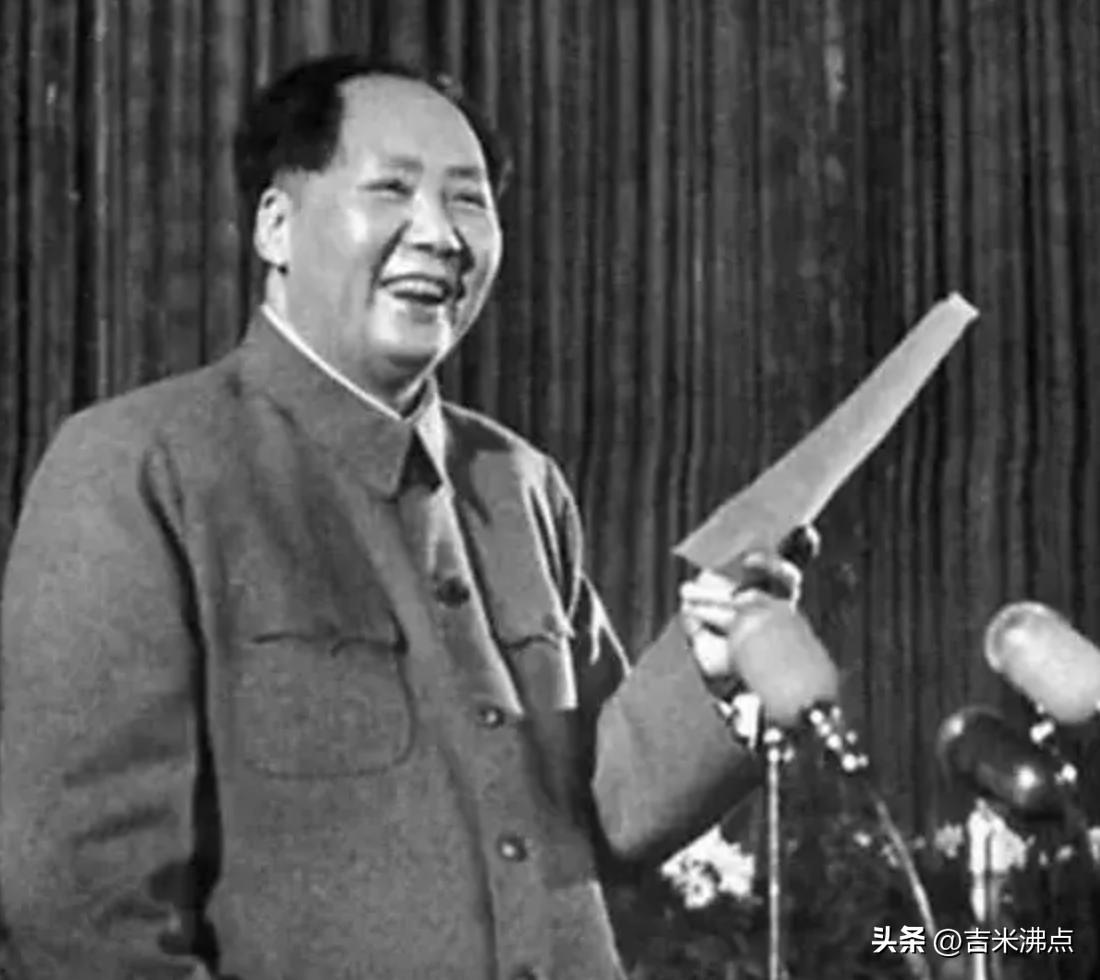 汗透的军装，没干的墨迹，一个将军在1953年夏天的选择。
他没去中南海上任，却蹲