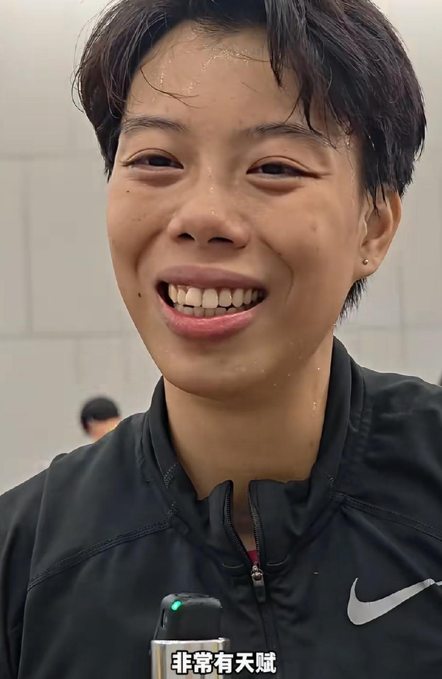 发现了没！莫家蝶重重摔倒，刘景扬是第一个，转身快步走向莫家蝶的选手。
6月27日