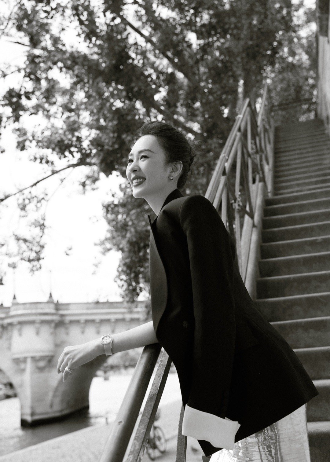 #童瑶镭射幻彩裙##童瑶发光长裙# 巴黎活动造型，一袭抹胸发光镭射长裙太美了！ 